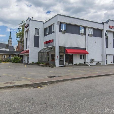 Econo Lodge La Malbaie Buitenkant foto