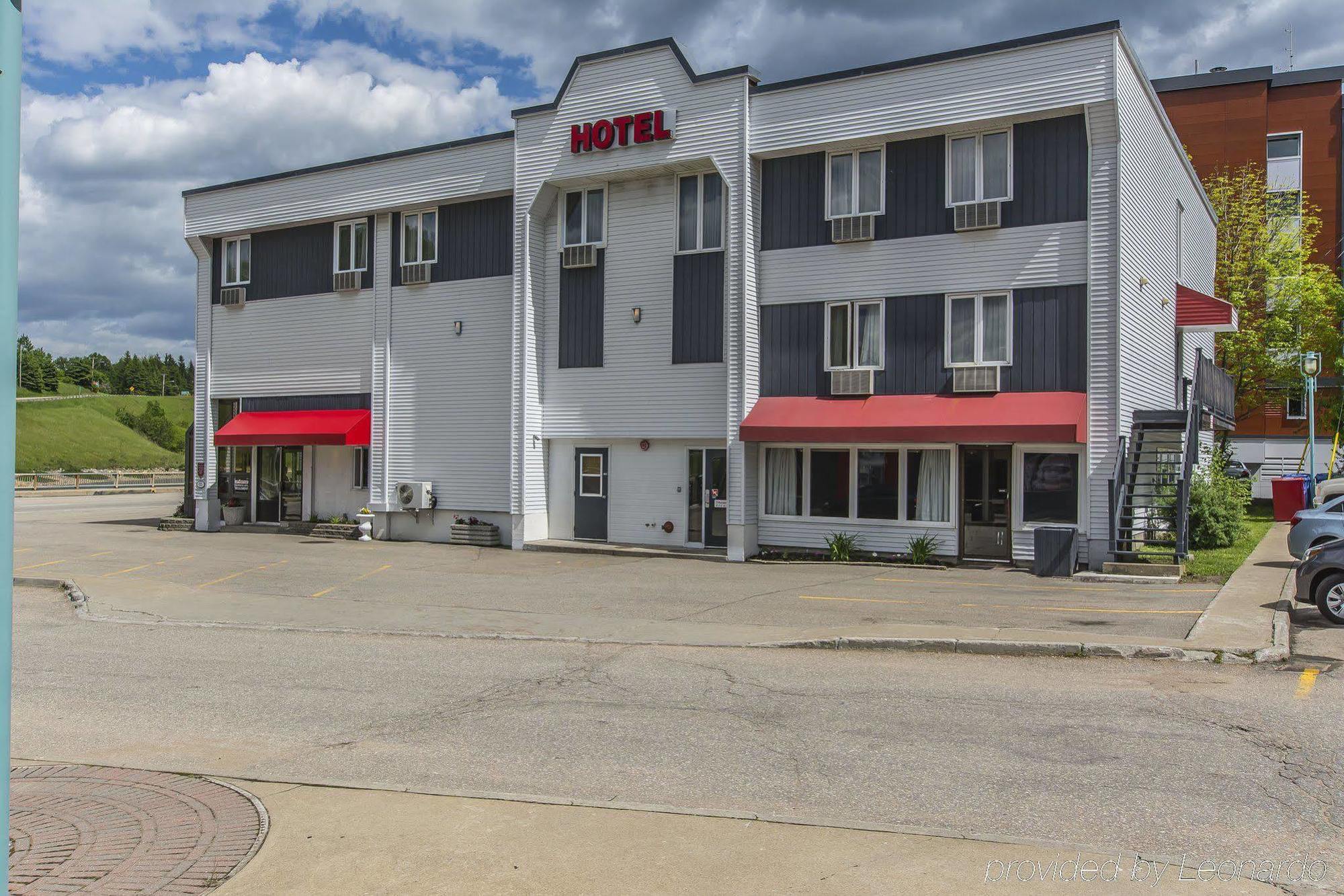 Econo Lodge La Malbaie Buitenkant foto