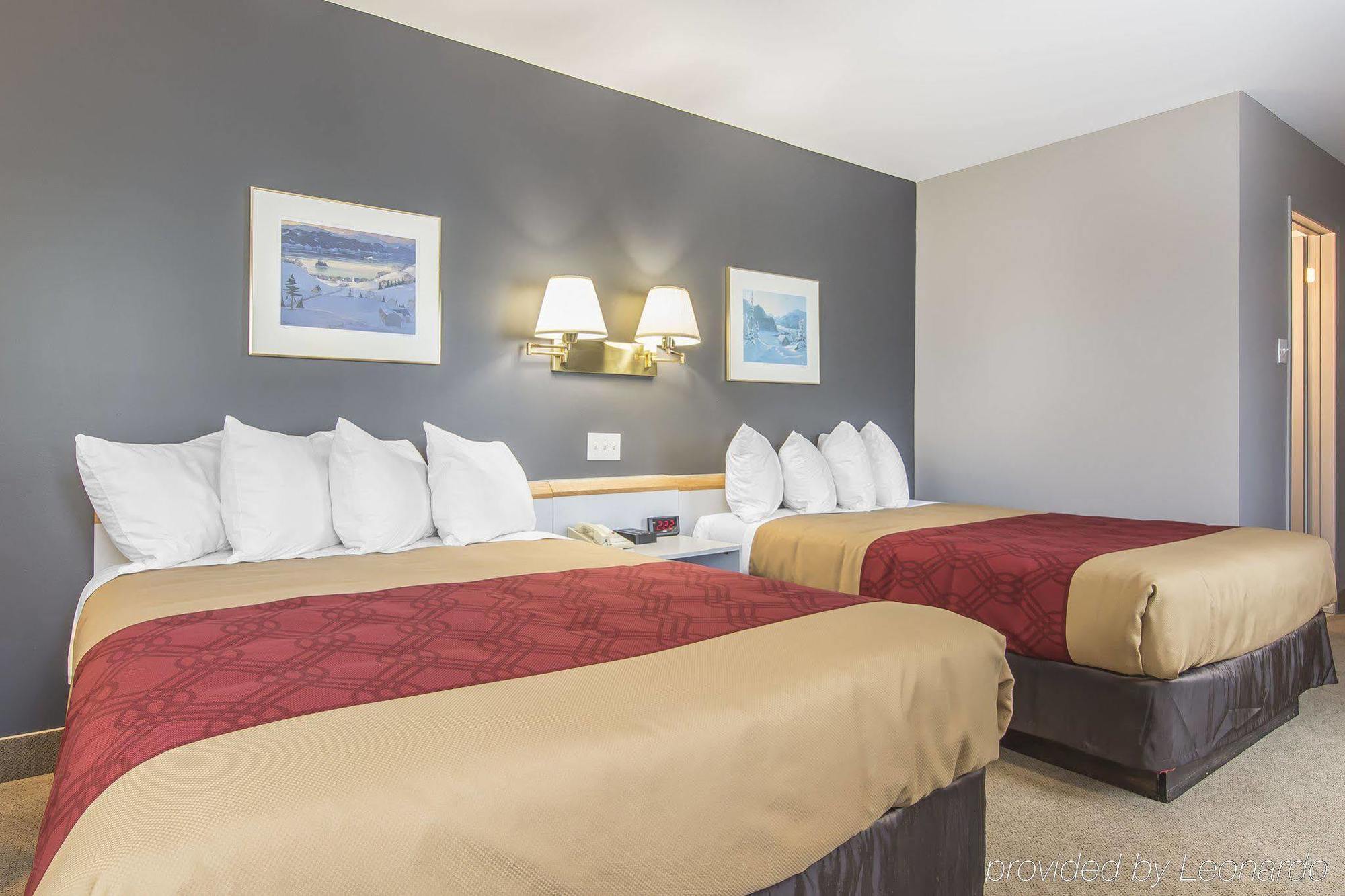 Econo Lodge La Malbaie Buitenkant foto