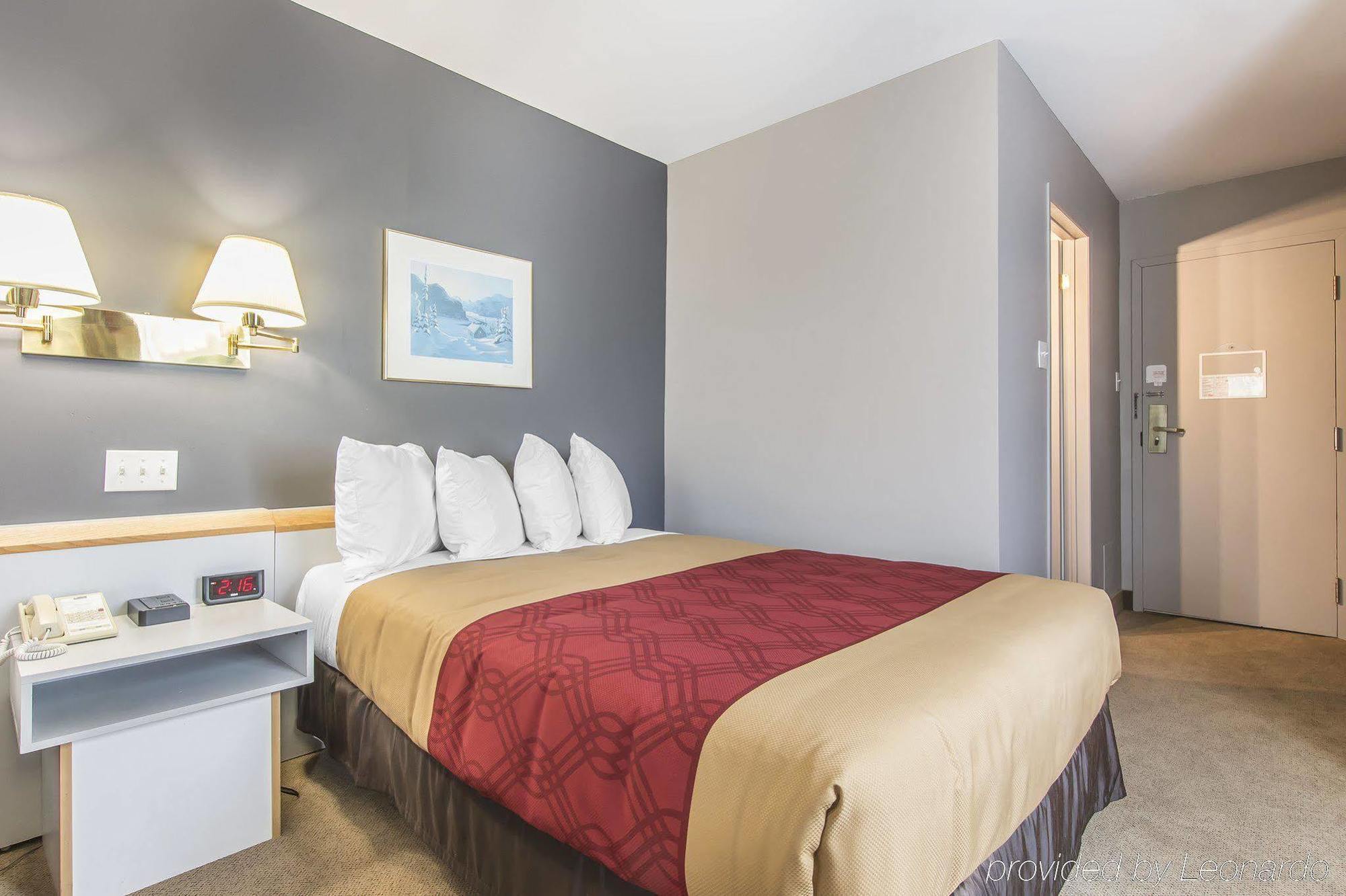 Econo Lodge La Malbaie Buitenkant foto