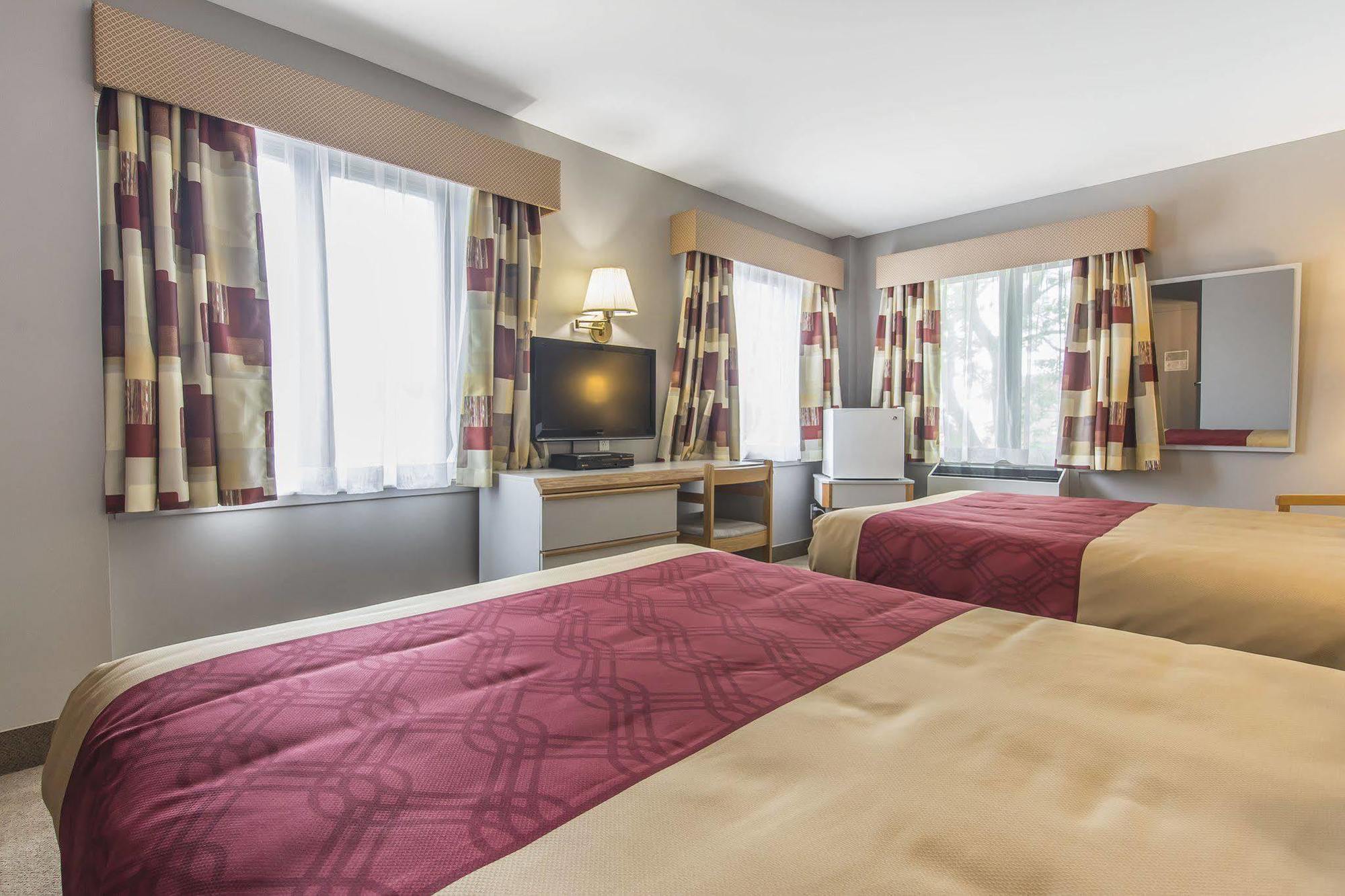 Econo Lodge La Malbaie Buitenkant foto