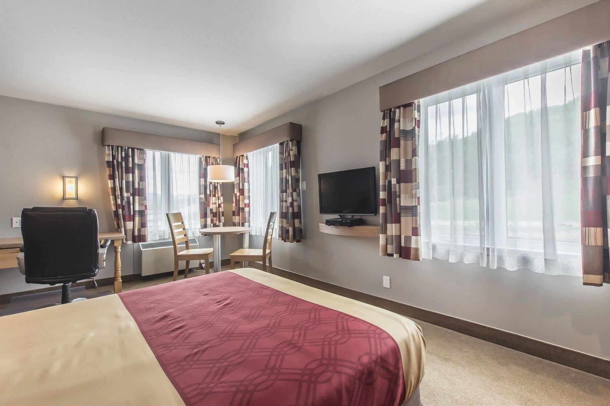 Econo Lodge La Malbaie Buitenkant foto