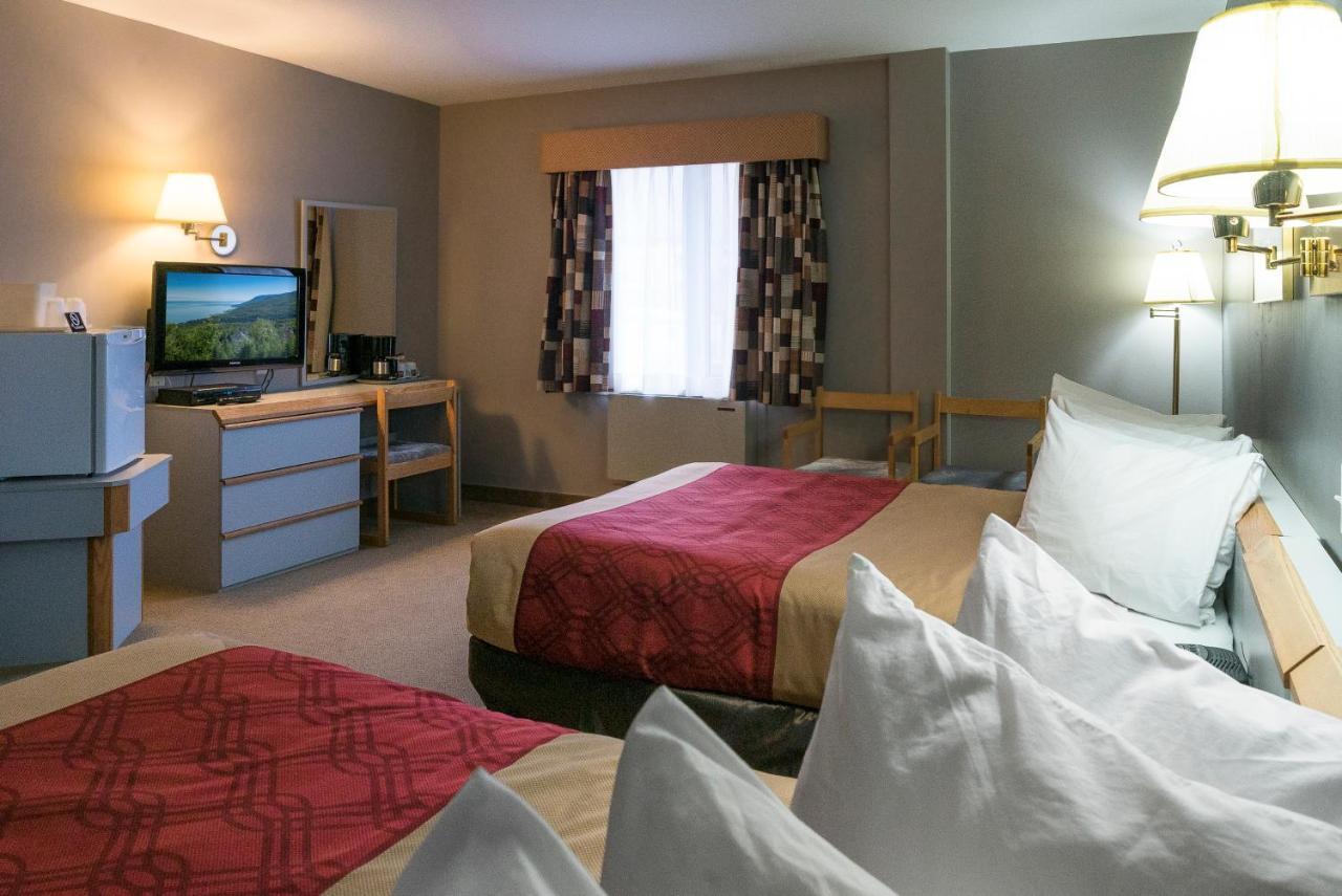 Econo Lodge La Malbaie Buitenkant foto
